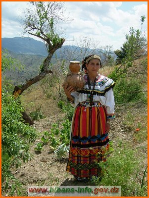 femme kabyle de la region .JPG